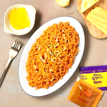 Samyang Quattro Cheese Hot Chicken Ramen - Indulge in Spicy Noodle Fusion 145g - Image 3